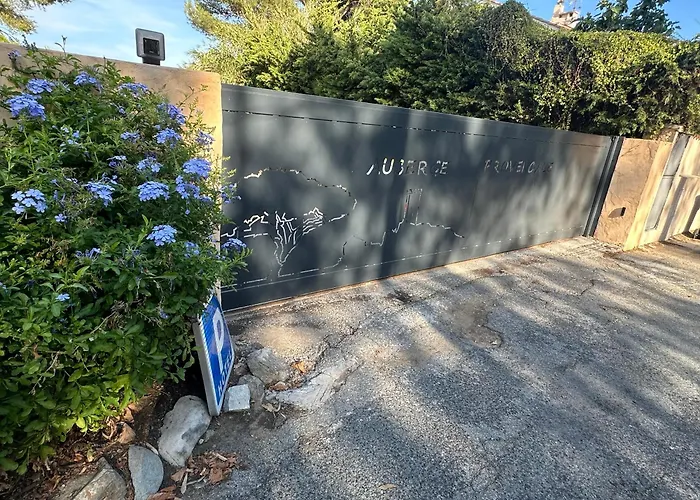 Le Clos Du Dramont Hotel 2*