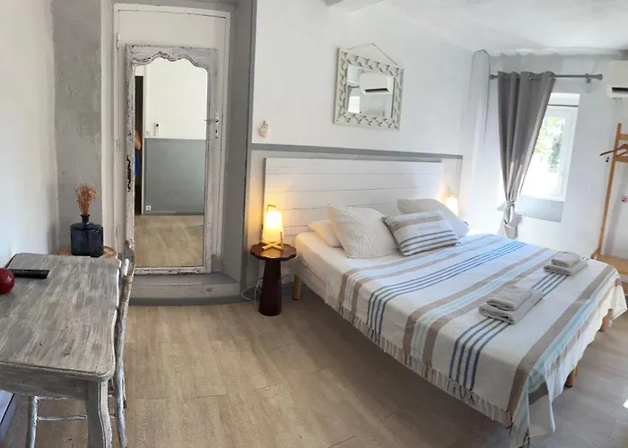 Le Clos Du Dramont Hotel 2*