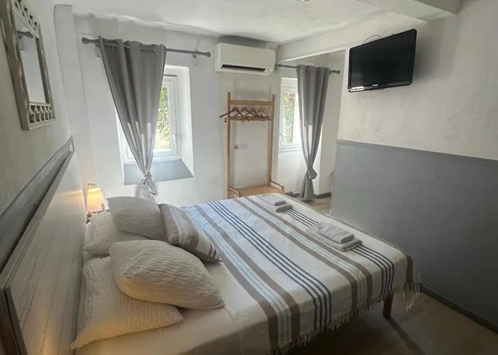 Hotel Le Clos Du Dramont 2*